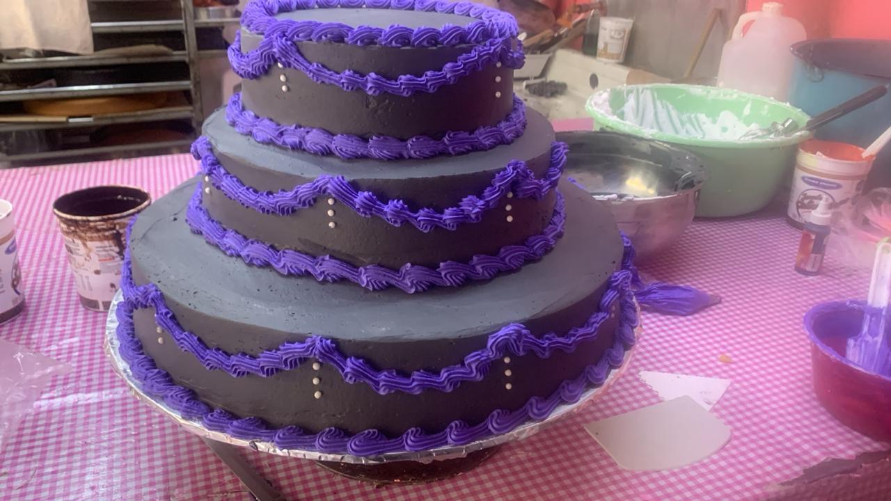 Pastel 4 pisos negro morado elegante